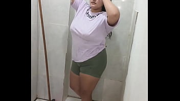 Empleada se come la verga de su jefe cambio de un aumento