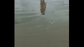 Me Exibindo Na Praia Com Bikine Bem Pequeno thumbnail