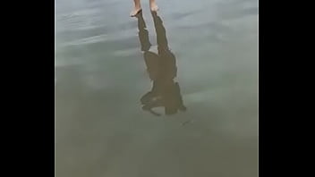 Me exibindo na praia com bikine bem pequeno