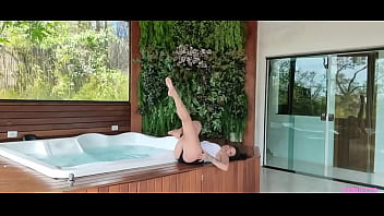 Punheta guiada piscineiro vendo a patroa tomar sol e não segura a pau