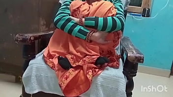 Jijaji ne mujhe chair pr baithakar meri geeli choot ko chatane ke baad apna land dala