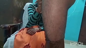 Jijaji ne mujhe chair pr baithakar meri geeli choot ko chatane ke baad apna land dala