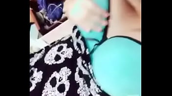 Hermosa chica tocandose