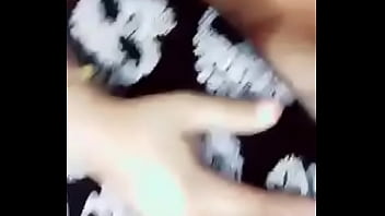 Hermosa chica tocandose