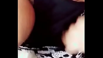 Hermosa chica tocandose