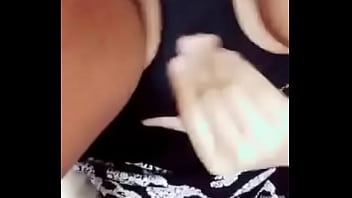 Hermosa chica tocandose