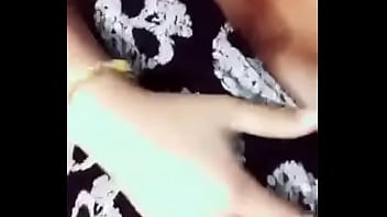 Hermosa chica tocandose