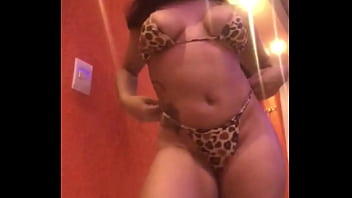 Dançando pelada no espelho