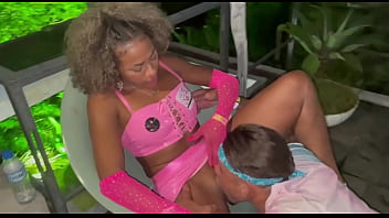 Chupei gostoso o grelo grande da minha amiga na balada quase fui expulso