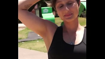 Sadira hotwife caminhand na orla com o rosto todo gozado vem ver a cena completa no red rapidihas erotikaxxx