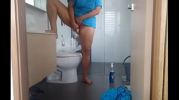 Esta empleada doméstica sabe cómo conservar su trabajo