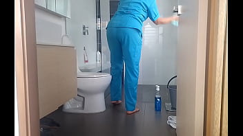 Esta empleada doméstica sabe cómo conservar su trabajo