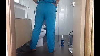 Esta empleada doméstica sabe cómo conservar su trabajo