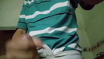 Una deliciosa meada con mi pañal y pantalón puesto y de paso deliciosa pajita y doble orgssmo