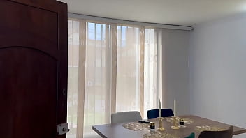 Latina milf de enorme culo pide ayuda y termina cabalgando una gruesa polla de un chico nerd culona es follada en su coño humedo hasta el orgasmo