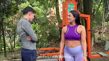 Latina milf de enorme culo pide ayuda y termina cabalgando una gruesa polla de un chico nerd culona es follada en su coño humedo hasta el orgasmo