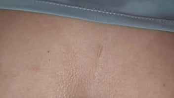 Mi marido me encuentra masturbándome y de castigo me folla mi gran culo