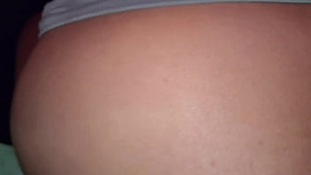 Mi marido me encuentra masturbándome y de castigo me folla mi gran culo