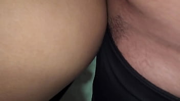 Mi marido me encuentra masturbándome y de castigo me folla mi gran culo