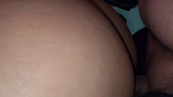 Mi marido me encuentra masturbándome y de castigo me folla mi gran culo