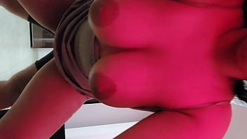 Mi marido me encuentra masturbándome y de castigo me folla mi gran culo