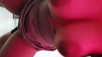 Mi marido me encuentra masturbándome y de castigo me folla mi gran culo