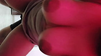 Mi marido me encuentra masturbándome y de castigo me folla mi gran culo