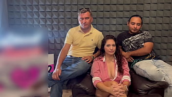 Big tits milf real hotwife cherry es la esposa de adrian una milf tetona de ojos verdes y vino para que le hicieran un anal dos singles siguiendo roleplay de esposa insatisfecha y 2 técnicos de aire