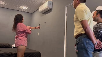 Big tits milf real hotwife cherry es la esposa de adrian una milf tetona de ojos verdes y vino para que le hicieran un anal dos singles siguiendo roleplay de esposa insatisfecha y 2 técnicos de aire