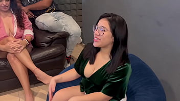 Big tits milf real hotwife cherry es la esposa de adrian una milf tetona de ojos verdes y vino para que le hicieran un anal dos singles siguiendo roleplay de esposa insatisfecha y 2 técnicos de aire