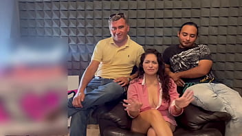 Big tits milf real hotwife cherry es la esposa de adrian una milf tetona de ojos verdes y vino para que le hicieran un anal dos singles siguiendo roleplay de esposa insatisfecha y 2 técnicos de aire