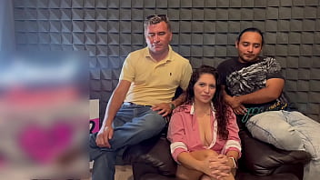 Big tits milf real hotwife cherry es la esposa de adrian una milf tetona de ojos verdes y vino para que le hicieran un anal dos singles siguiendo roleplay de esposa insatisfecha y 2 técnicos de aire