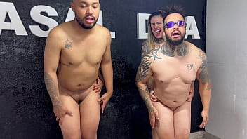 Uma pulta de suruba entre casais de amigos pela primeira vez buceta babadas tapas muita putaria juntos num video bizarro