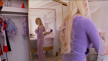 Pussy playing duo tasha reign & spencer scott fuck with their dildos