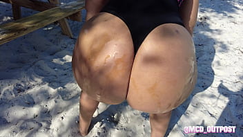Ebony babe ass twerk on beach