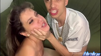 A putinha descobriu que faço vídeo pornô com homem e não acreditou em me ver sentando nos pauzudos e acabei comendo a buceta dela