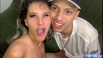 A putinha descobriu que faço vídeo pornô com homem e não acreditou em me ver sentando nos pauzudos e acabei comendo a buceta dela