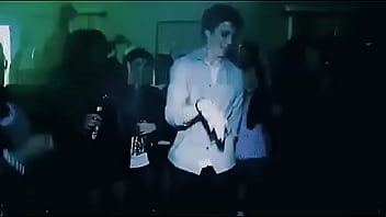 Aquí su guapo anfitrión