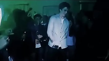 Aquí su guapo anfitrión