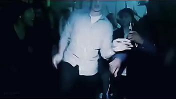 Aquí su guapo anfitrión