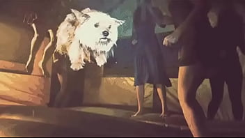 Aquí su guapo anfitrión