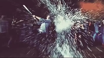 Aquí su guapo anfitrión