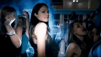 Aquí su guapo anfitrión