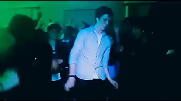 Aquí su guapo anfitrión