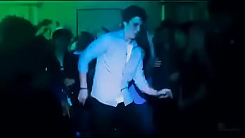 Aquí su guapo anfitrión