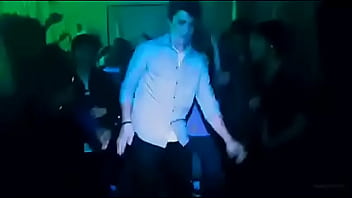 Aquí su guapo anfitrión