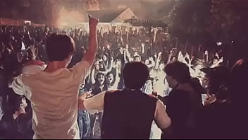 Aquí su guapo anfitrión