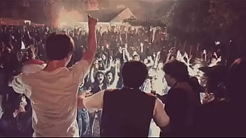 Aquí su guapo anfitrión