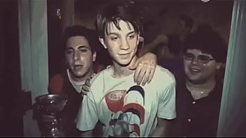 Aquí su guapo anfitrión