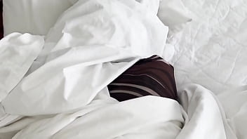 Papá pierde una apuesta y me follo a mi madrastra